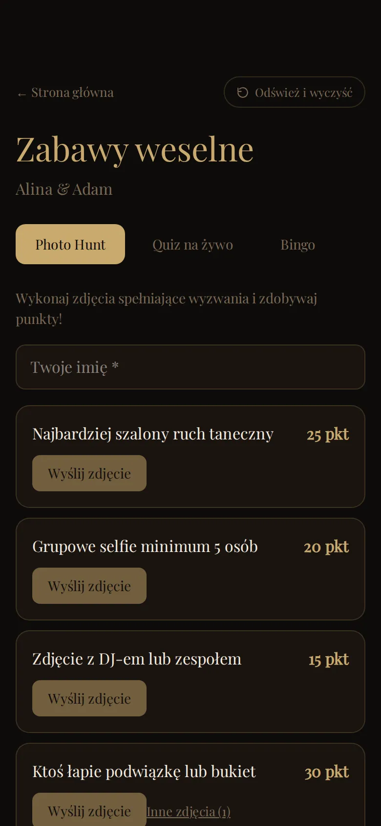 Ekran gier weselnych z foto-wyzwaniami i punktami, widok na telefonie
